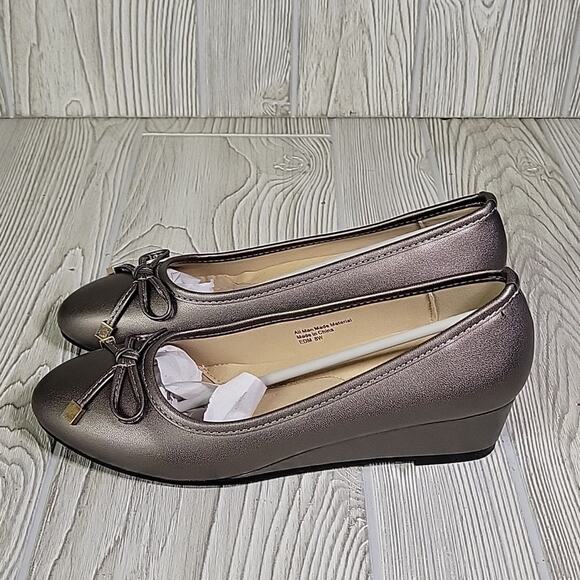 Salon Studio Metallic Pewter Wedge Slip On Bow Toe Shoes Womens 8W NEW - Picture 5 of 13